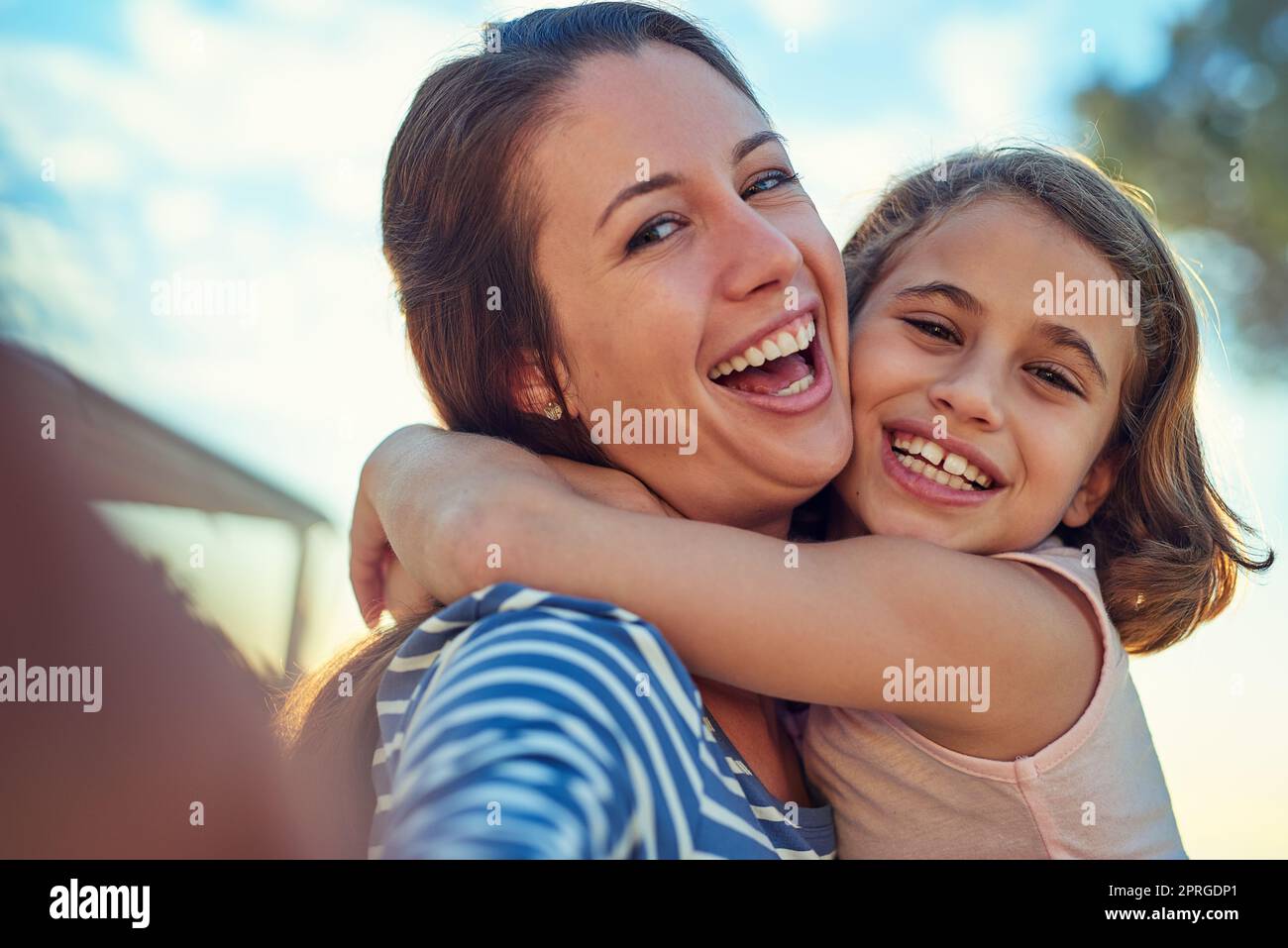 Sorridi per il selfie, innamorato. Selfie di una madre e di una figlia che si divertono fuori. Foto Stock