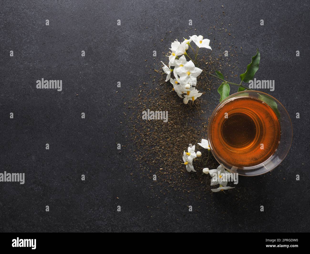 Tazza di sano tè jasmin su un tavolo scuro Foto Stock