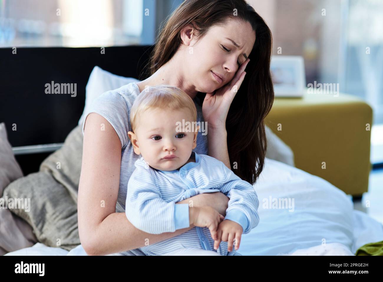 Momenti di maternità: Una madre e il suo bambino a casa. Foto Stock