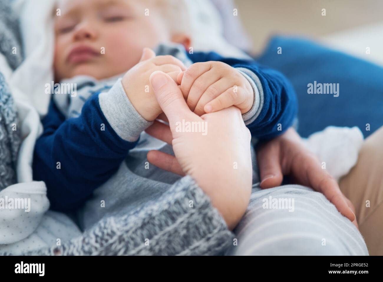 Amore inseparabile. Una madre che tiene a casa il suo bambino sonnolento. Foto Stock