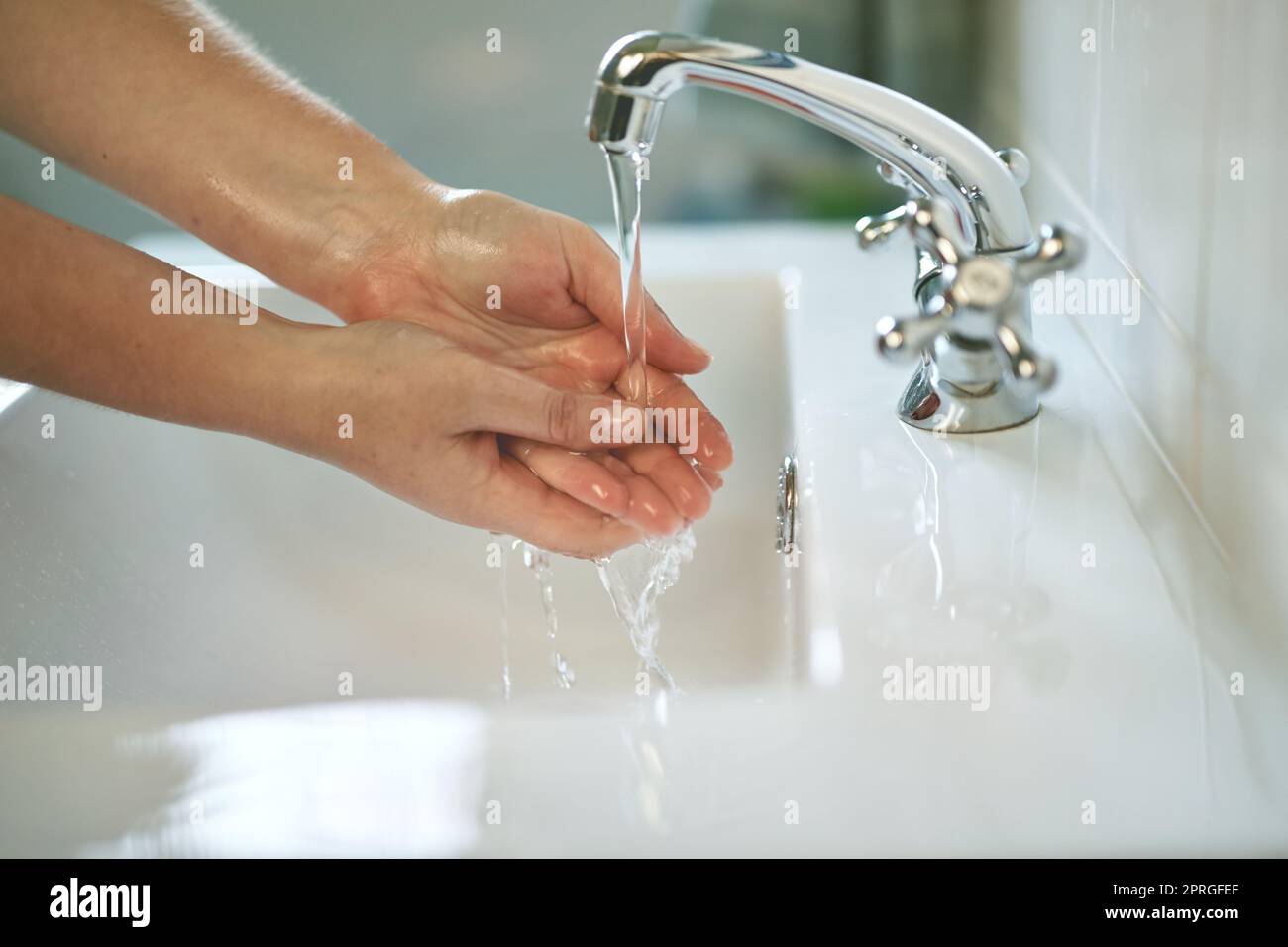 Lavarsi le mani e lavarsi le mani con un rubinetto. Foto Stock