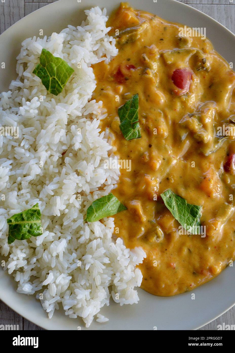 Curry di verdure rosse tailandesi e riso Foto Stock