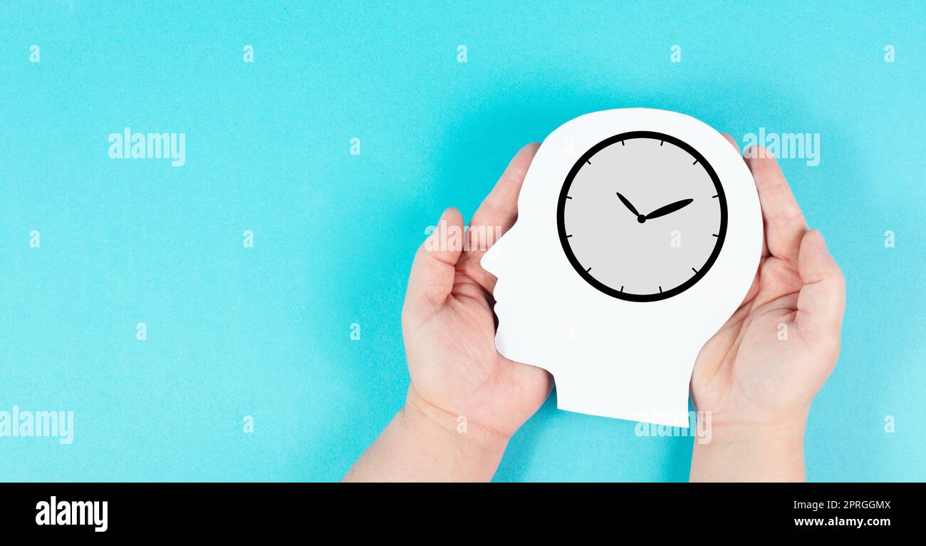 Silhouette di una testa con un orologio, la pressione del tempo e la gestione in azienda, avendo una scadenza o un appuntamento, pianificazione dell'efficienza Foto Stock