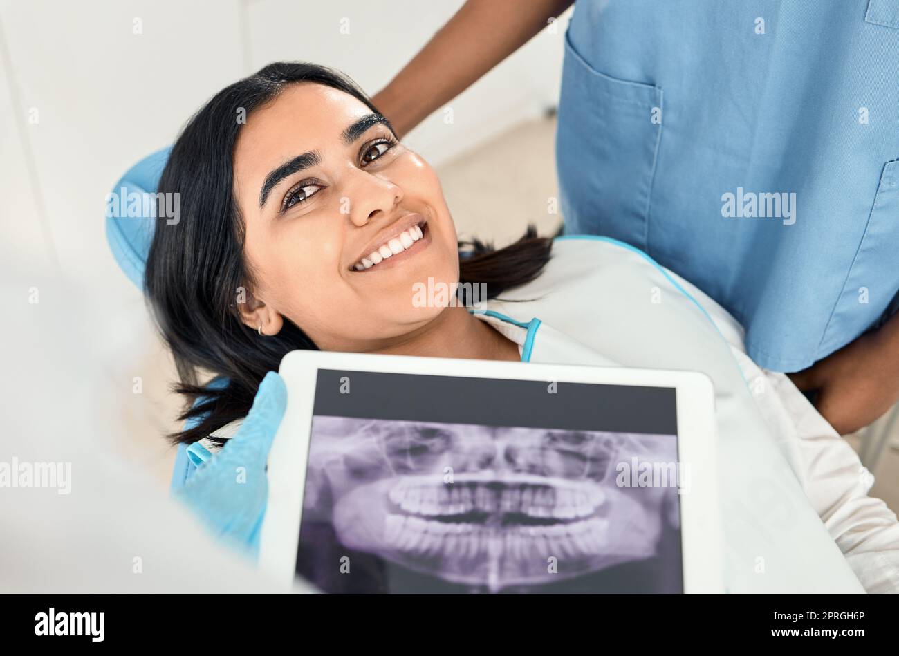 I denti sono davvero migliorati. un dentista che guarda i raggi x di un paziente prima di una procedura Foto Stock