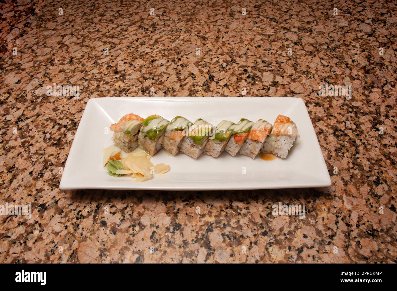 Tradizionale e autentica cucina Giapponese conosciuta come un sushi Roll Foto Stock