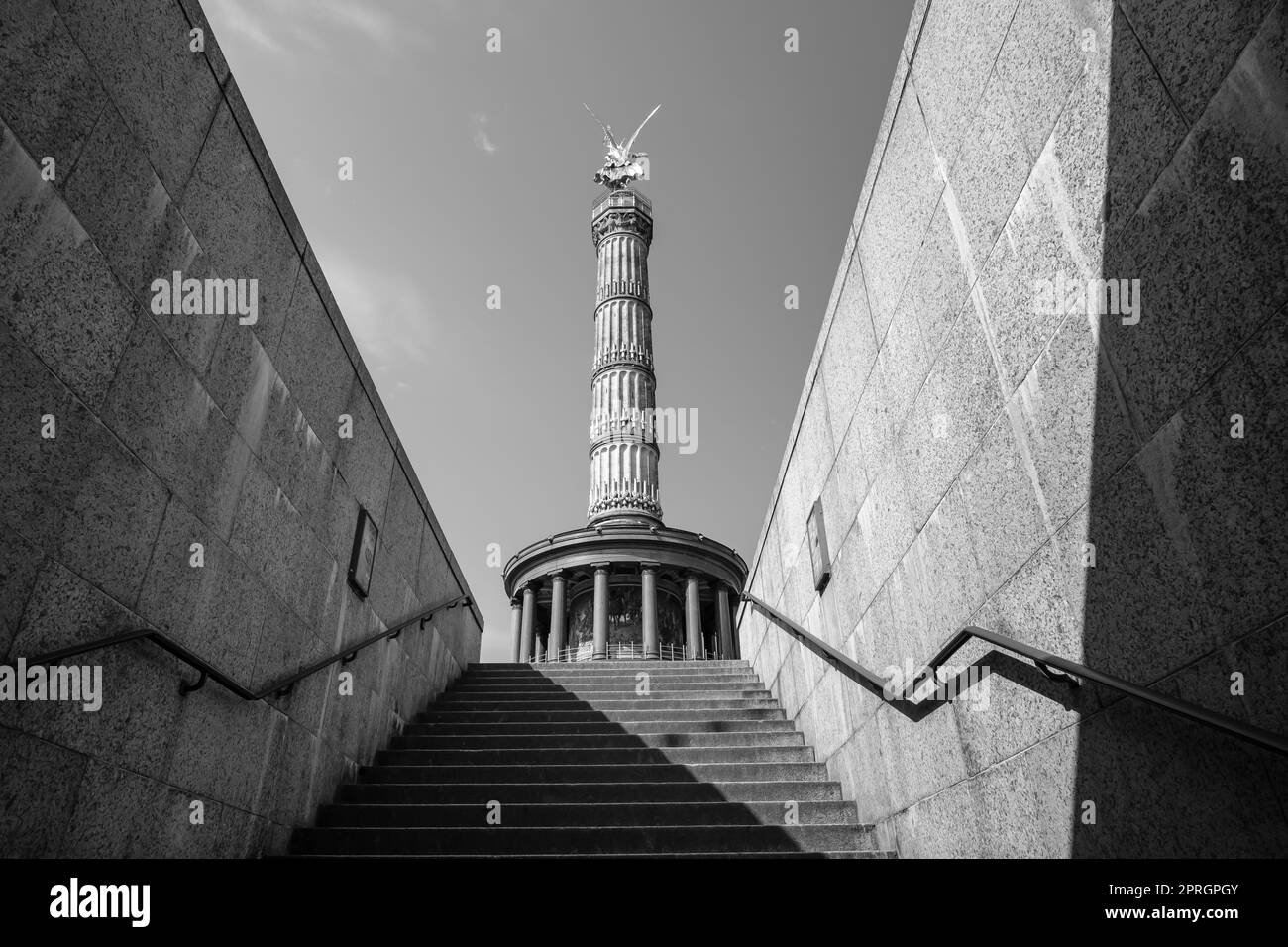 Vista della bellissima colonna della Vittoria a Berlino in Germania in bianco e nero Foto Stock