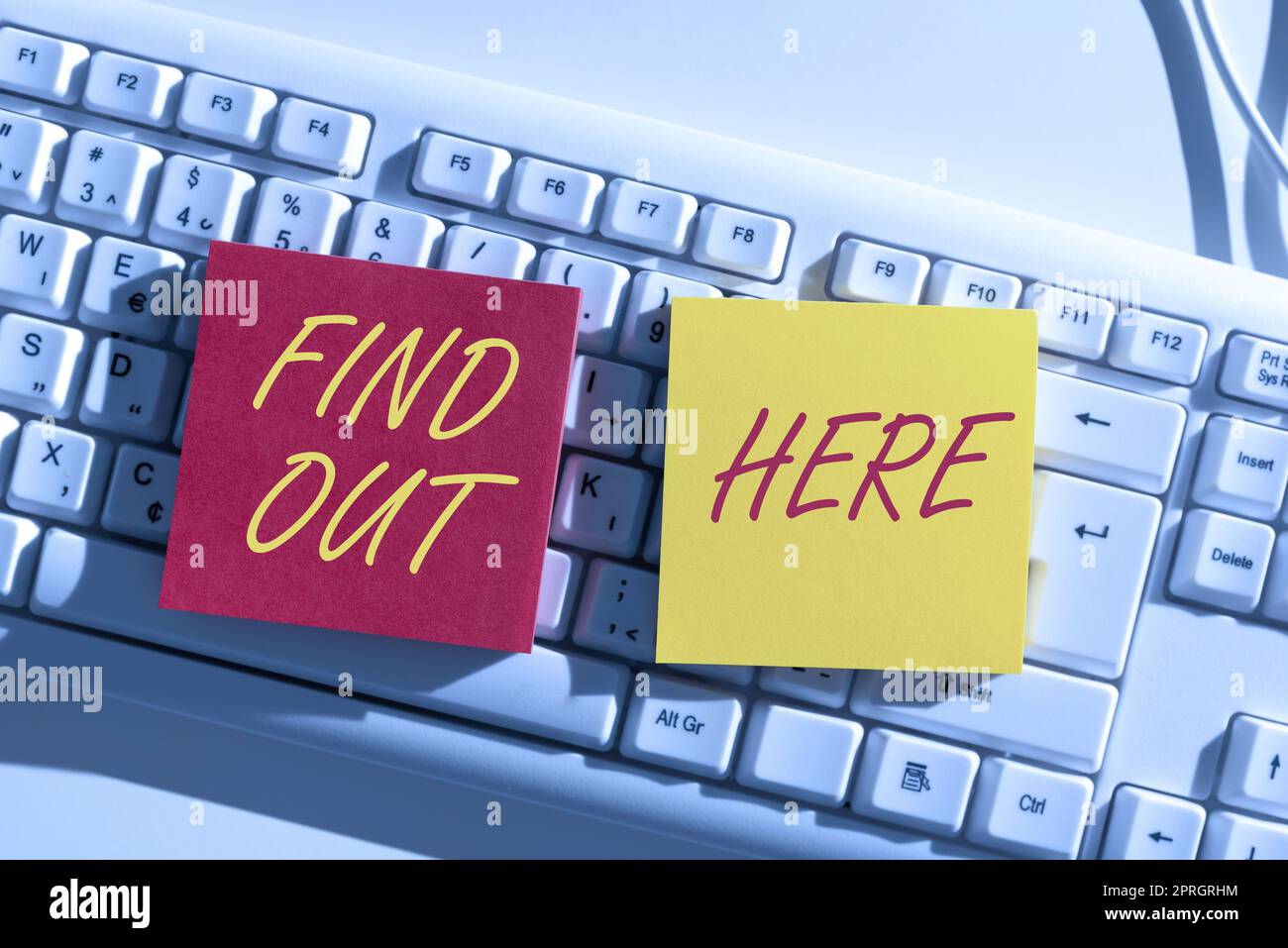 Didascalia di testo per la presentazione Scopritelo qui. Foto concettuale ciò che stai cercando è possibile trovare guardando questo Signal Man che tiene il cellulare in cornice digitale con la condivisione delle informazioni. Foto Stock