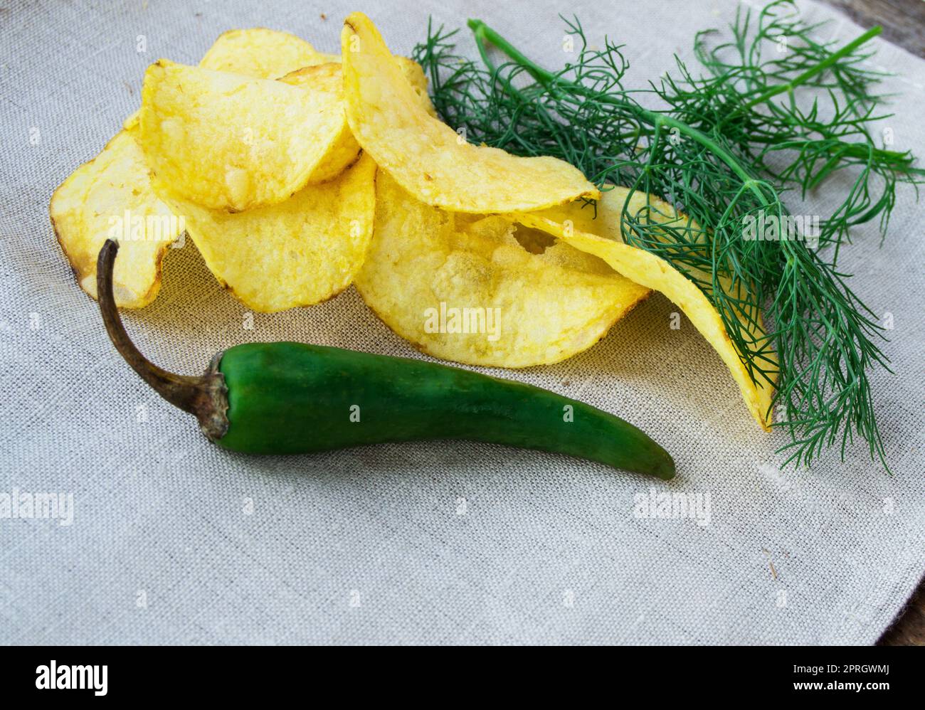 Spicy potato chips con pepe e aneto, luogo per il vostro testo. Foto Stock