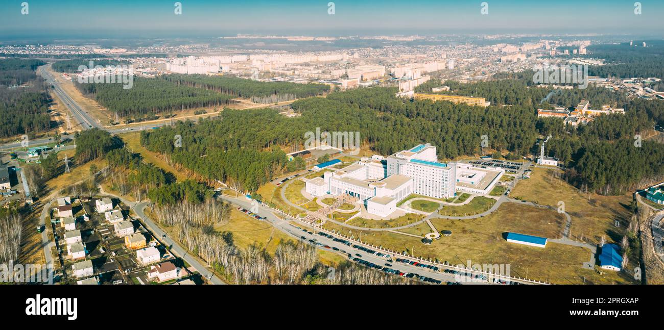 Gomel, Bielorussia. Veduta aerea DELL'edificio del Centro scientifico Repubblicano per la Medicina delle radiazioni e l'Ecologia umana nella giornata di sole primaverile. Vista dall'alto. Vista droni. Bird's Eye View. Panorama Foto Stock