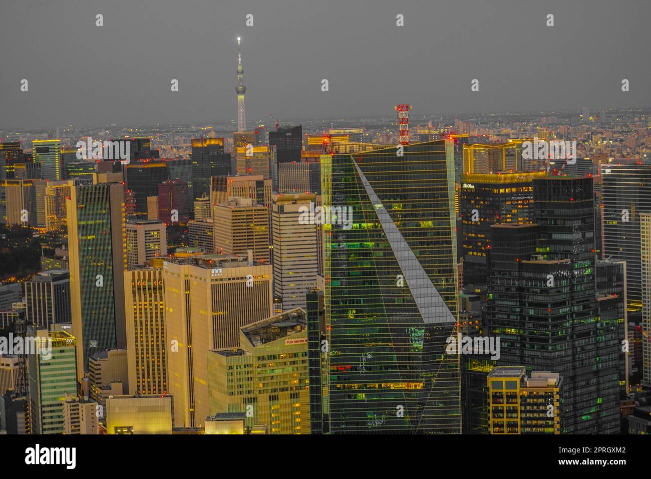 Vista al tramonto e vista serale della città del centro di Tokyo Foto Stock