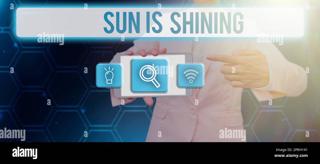 Segno di testo che indica che il Sole splende. Parola per un bel sole che si gode le calde giornate estive paesaggio naturale donna d'affari che tiene il telefono e punta con Marker su notizie importanti. Foto Stock