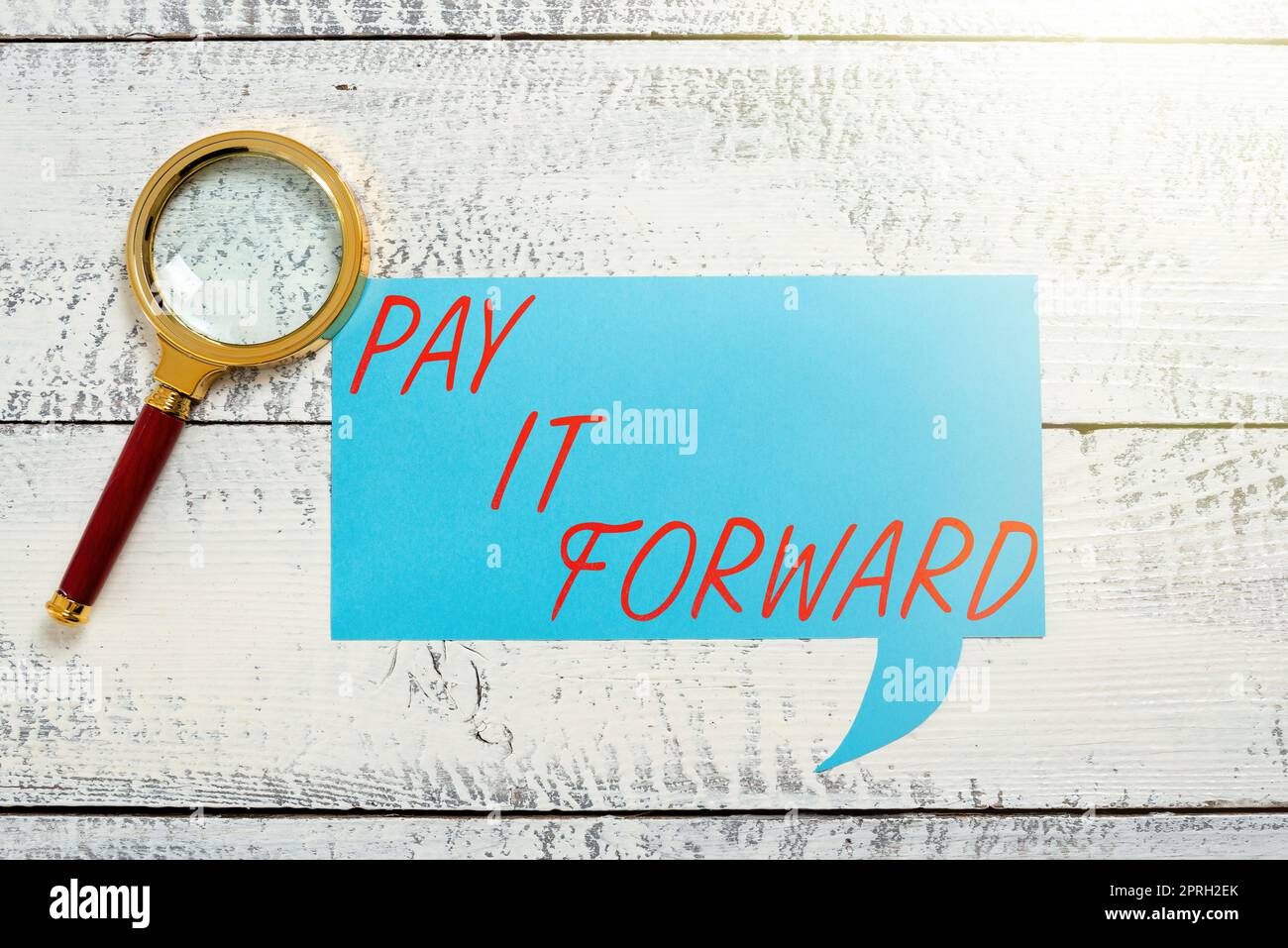 Segno che mostra Pay it Forward, foto concettuale fare il pagamento un certo periodo di tempo dopo l'acquisto di due colleghi scuotendo le mani congratulazioni Foto Stock