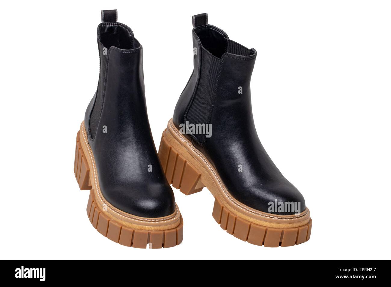 Stivali Chelsea da donna. Primo piano di un paio di stivali chelsea da donna in pelle nera con tacco alto isolato su sfondo bianco. Tracciato di ritaglio. Moda adv Foto Stock