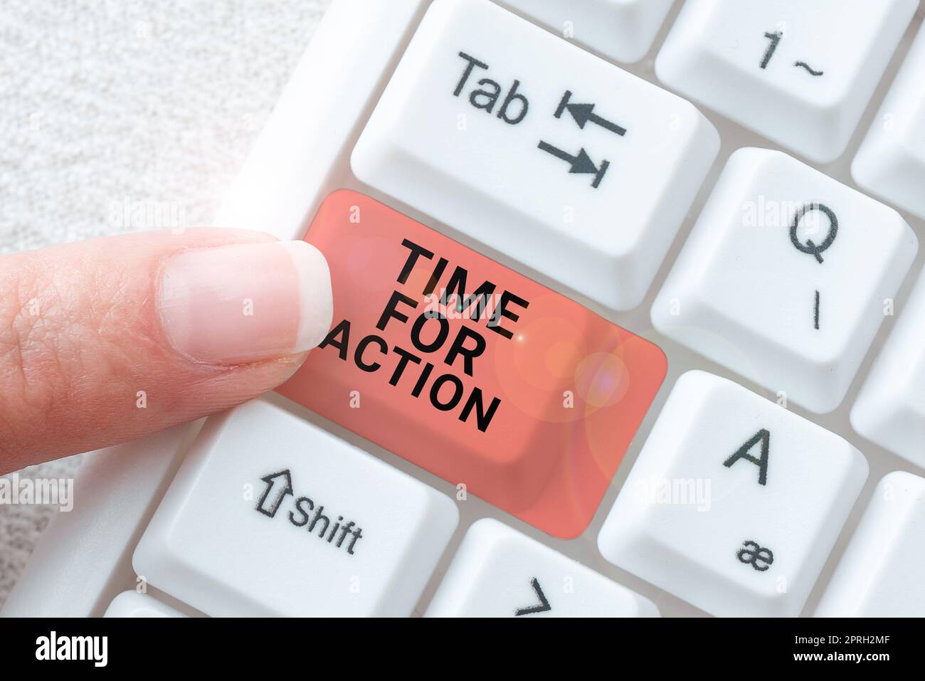 Scrittura visualizzazione testo ora azione. Approccio aziendale prepararsi a iniziare a fare incoraggiamento andare veloce uomo d'affari che tiene Un pad che mostra i simboli digitali in Un modello esagonale. Foto Stock