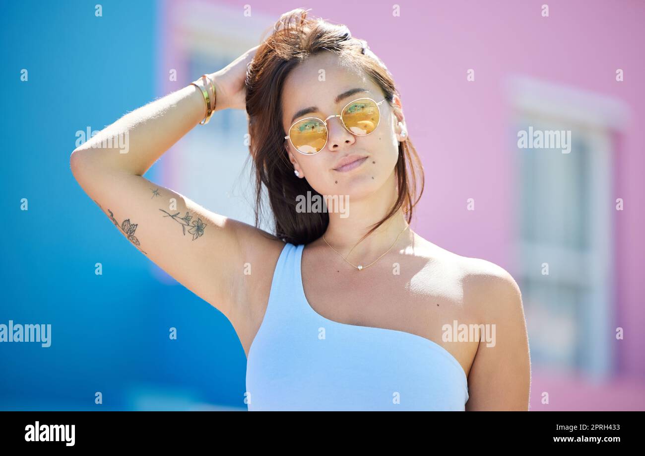 Città, moda e ritratto di donna con occhiali da sole per uno stile estivo fresco e alla moda in vacanza. Asian, Gen Z e urban fashionista ragazza in vacanza b Foto Stock