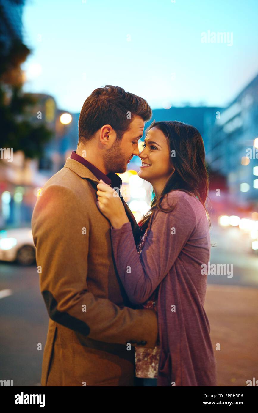 Potrei baciarti per sempre, una giovane coppia affettuosa che bacia mentre si è in città in un appuntamento. Foto Stock