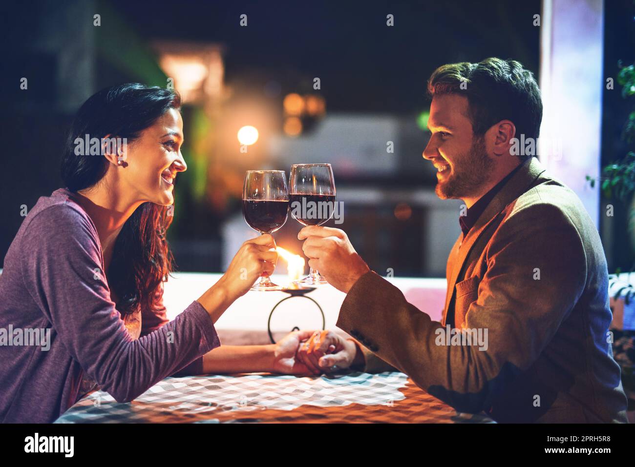 Mettere tempo e sforzo nel loro rapporto. Una giovane coppia affettuosa che ha una cena romantica in un ristorante. Foto Stock