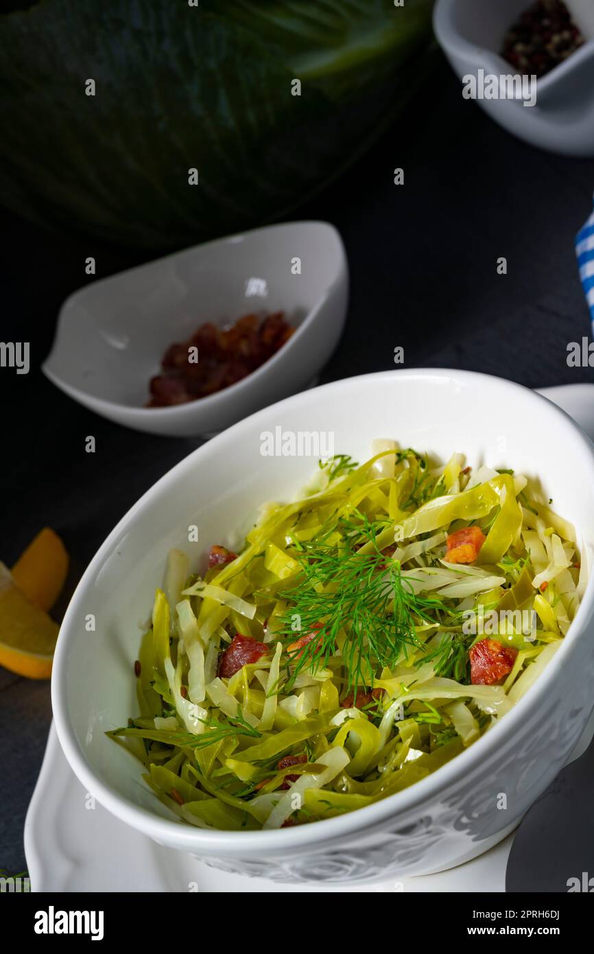 Cavolo bianco con aneto e pancetta a dadini Foto Stock