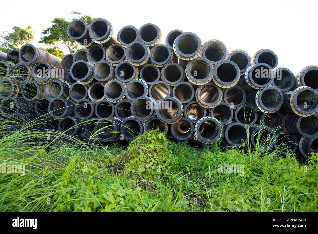 Sfondo di tubi di gomma di plastica nera usati al vestirsi di fiume. Luce  attraverso i tubi Foto stock - Alamy