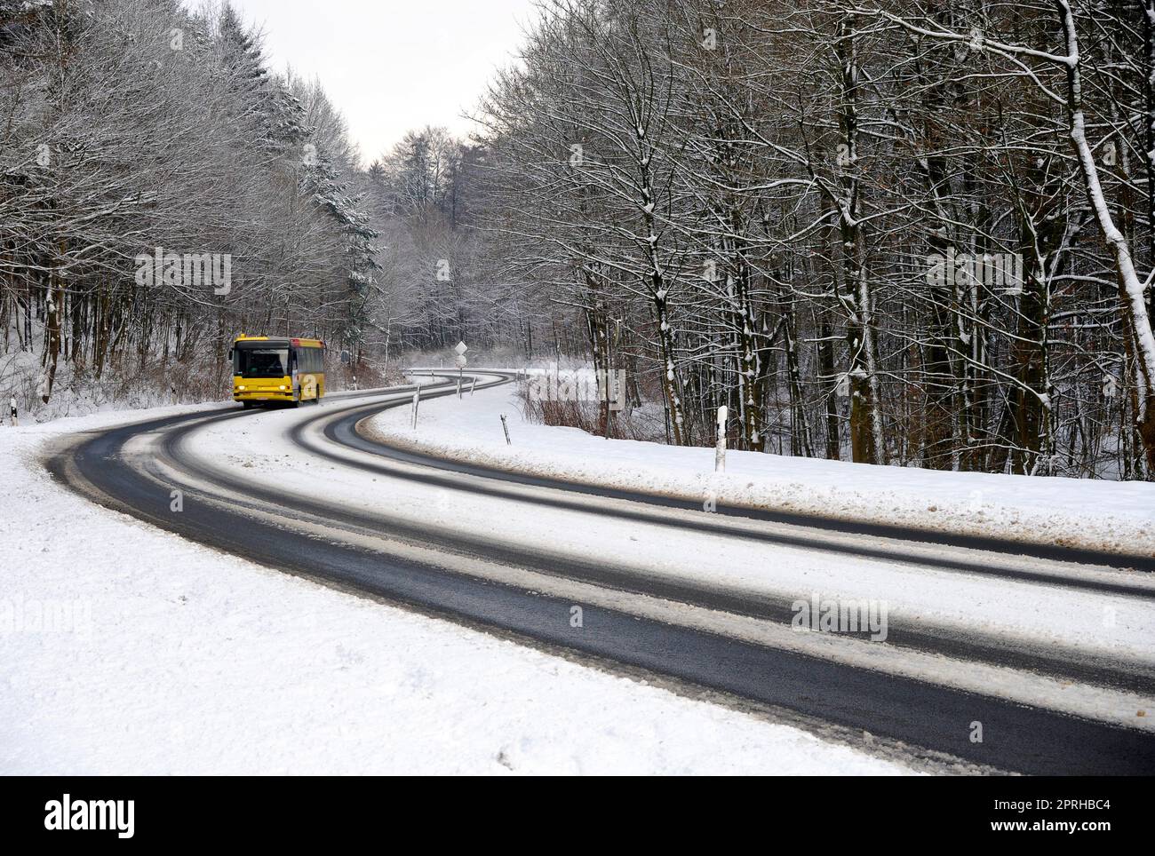 AQUISGRANA, GERMANIA, 7 febbraio 2013, : autobus pubblico su strada innevata. Foto Stock