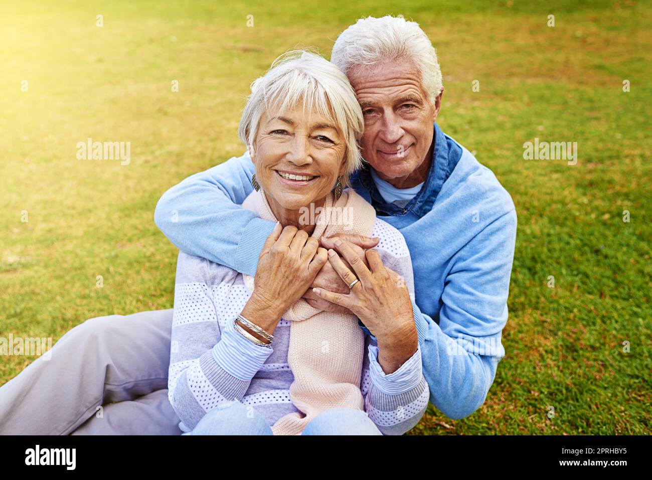 Theyre ogni altro pilastro di forza. Ritratto di una coppia anziana che si gode la giornata insieme in un parco. Foto Stock