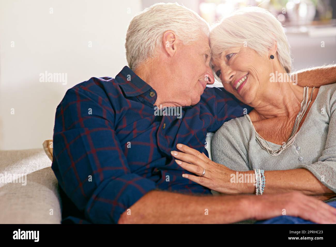 Youre il motivo che credo nell'amore. Una coppia anziana felice nel paese. Foto Stock