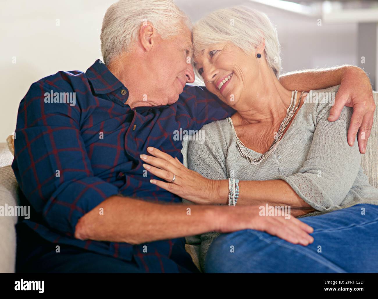 Io ho sempre e sempre ti amo. Una coppia felice di anziani a casa. Foto Stock