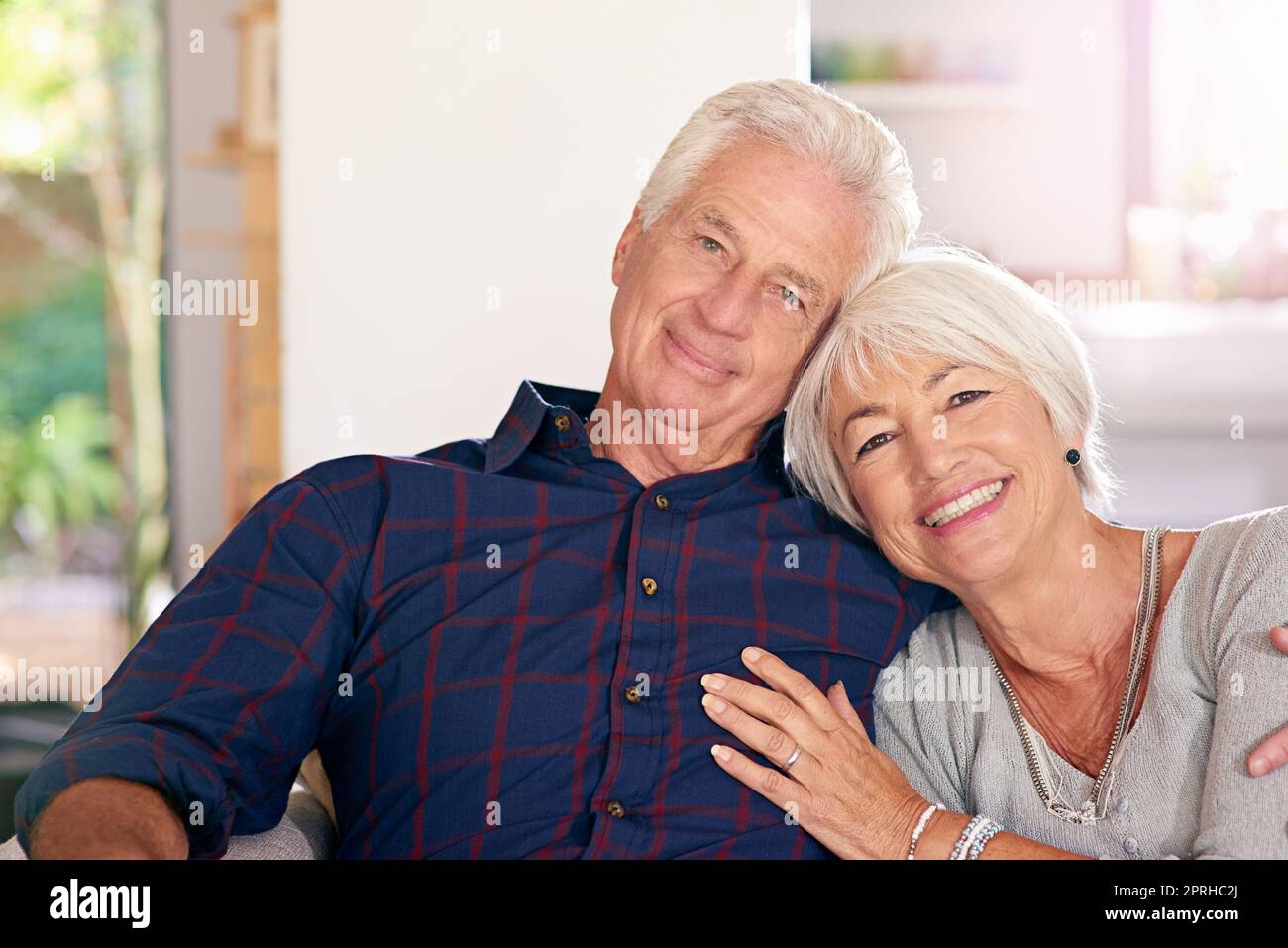 Il nostro amore doveva essere. Ritratto di una felice coppia anziana a casa. Foto Stock