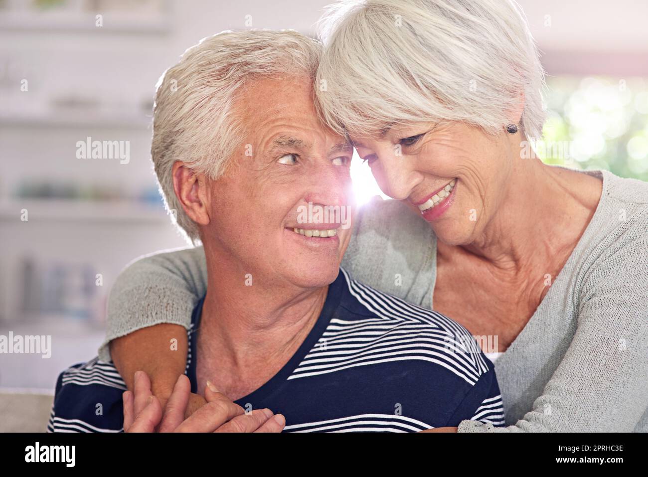 La felicità sta essendo vicino a voi. Una coppia anziana felice nel paese. Foto Stock