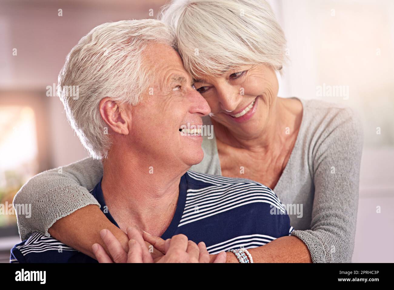 Dove sarei senza di te. Una coppia felice di anziani a casa. Foto Stock