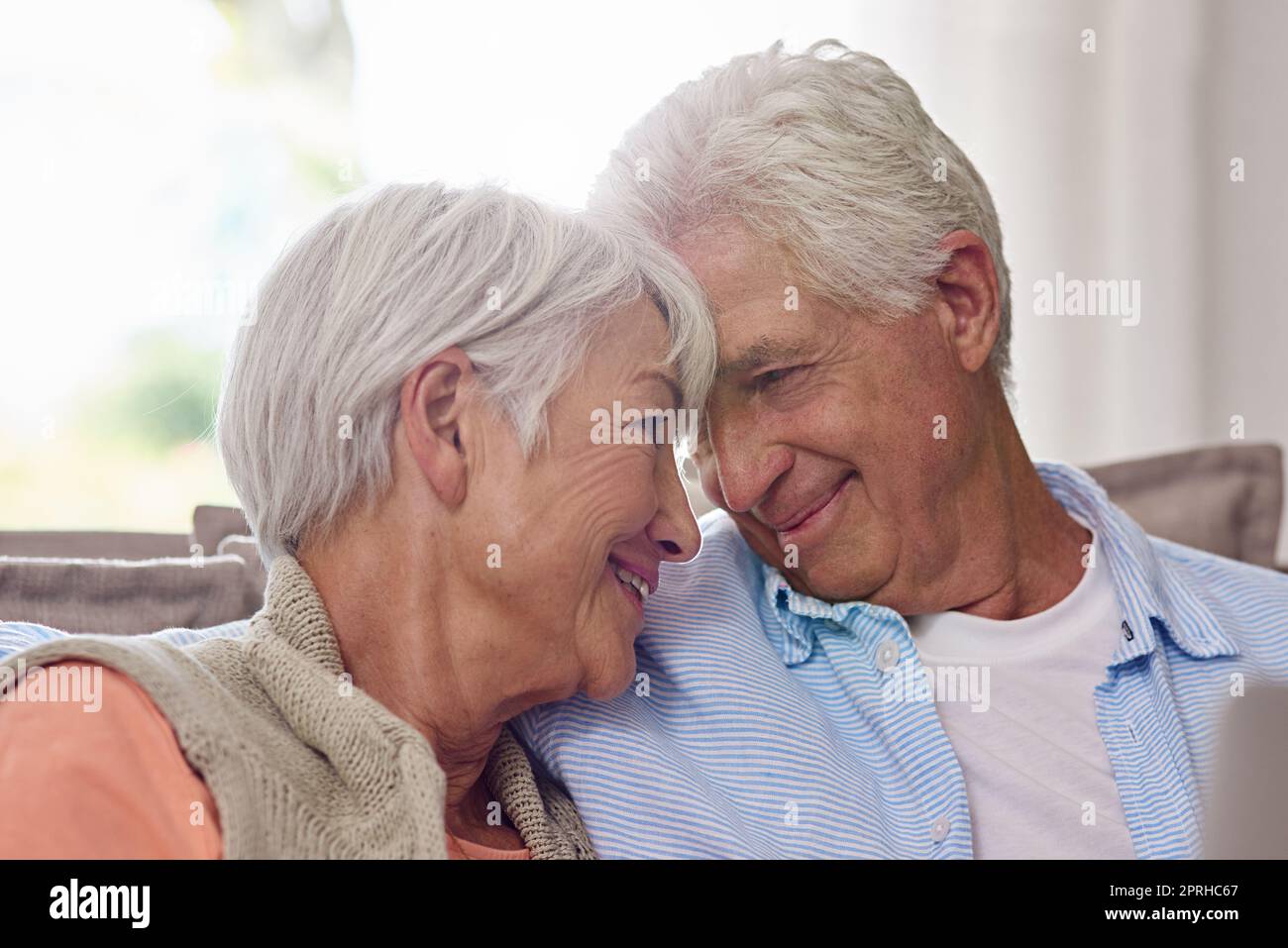 Il nostro amore è ancora forte. Una coppia anziana amorevole a casa. Foto Stock