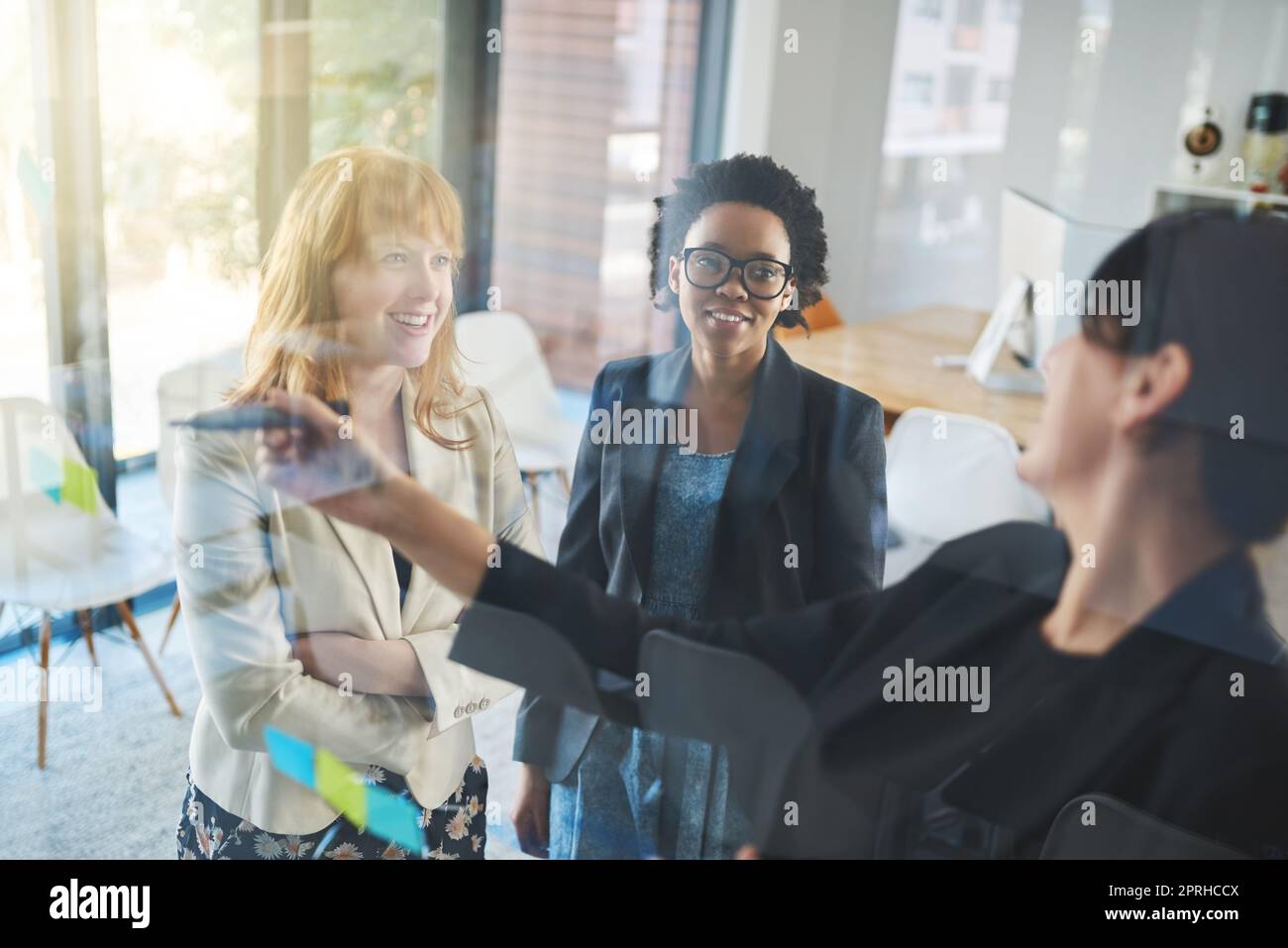 Discussioni di affari. Le donne d'affari brainstorming in un ufficio. Foto Stock