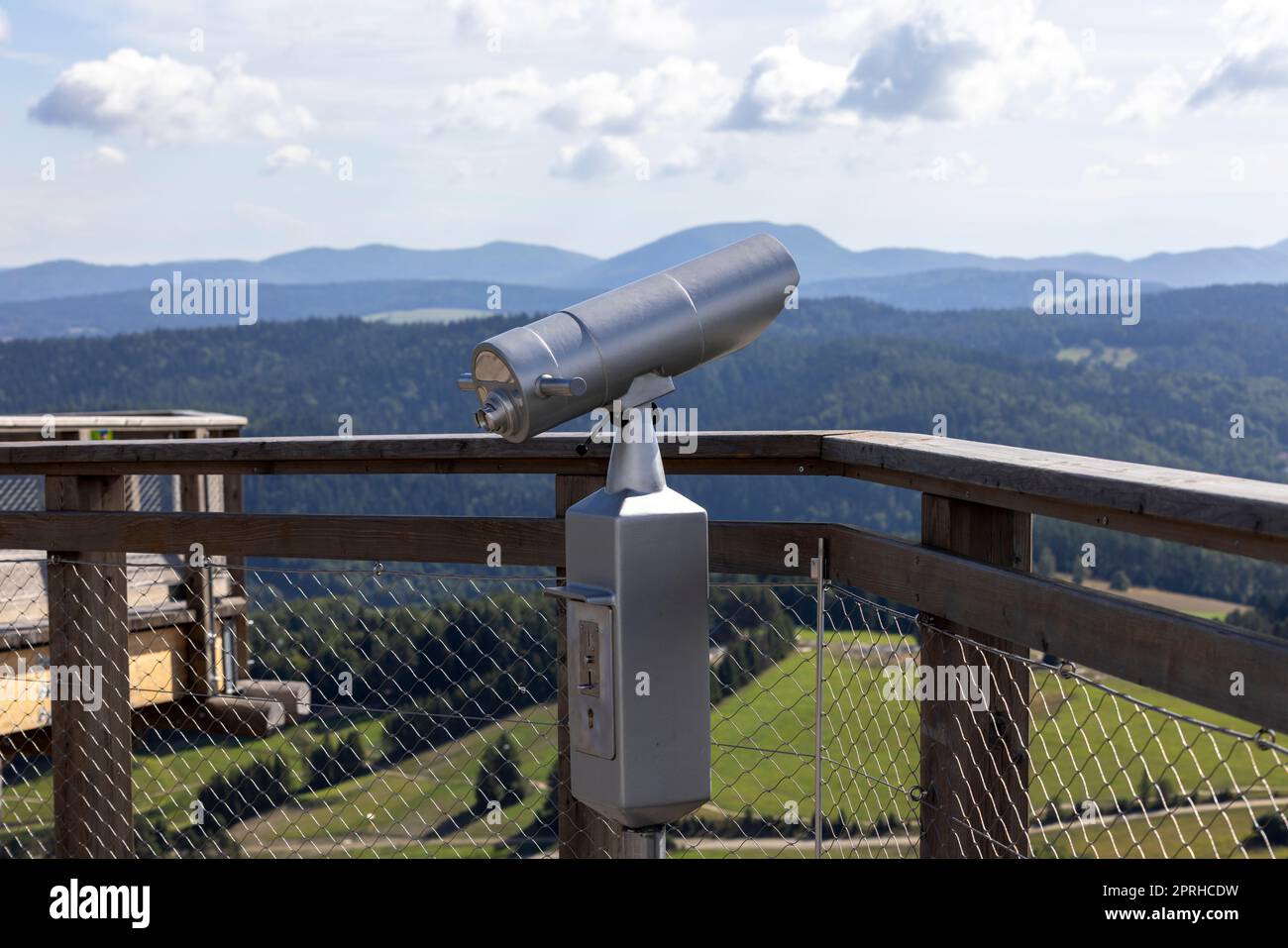 Telescopio sulla torre di osservazione situata in cima alla stazione sciistica di Słotwiny Arena, che conduce alle cime degli alberi, Krynica Zdroj, Beskid Mountains, Slotwiny, Polonia Foto Stock