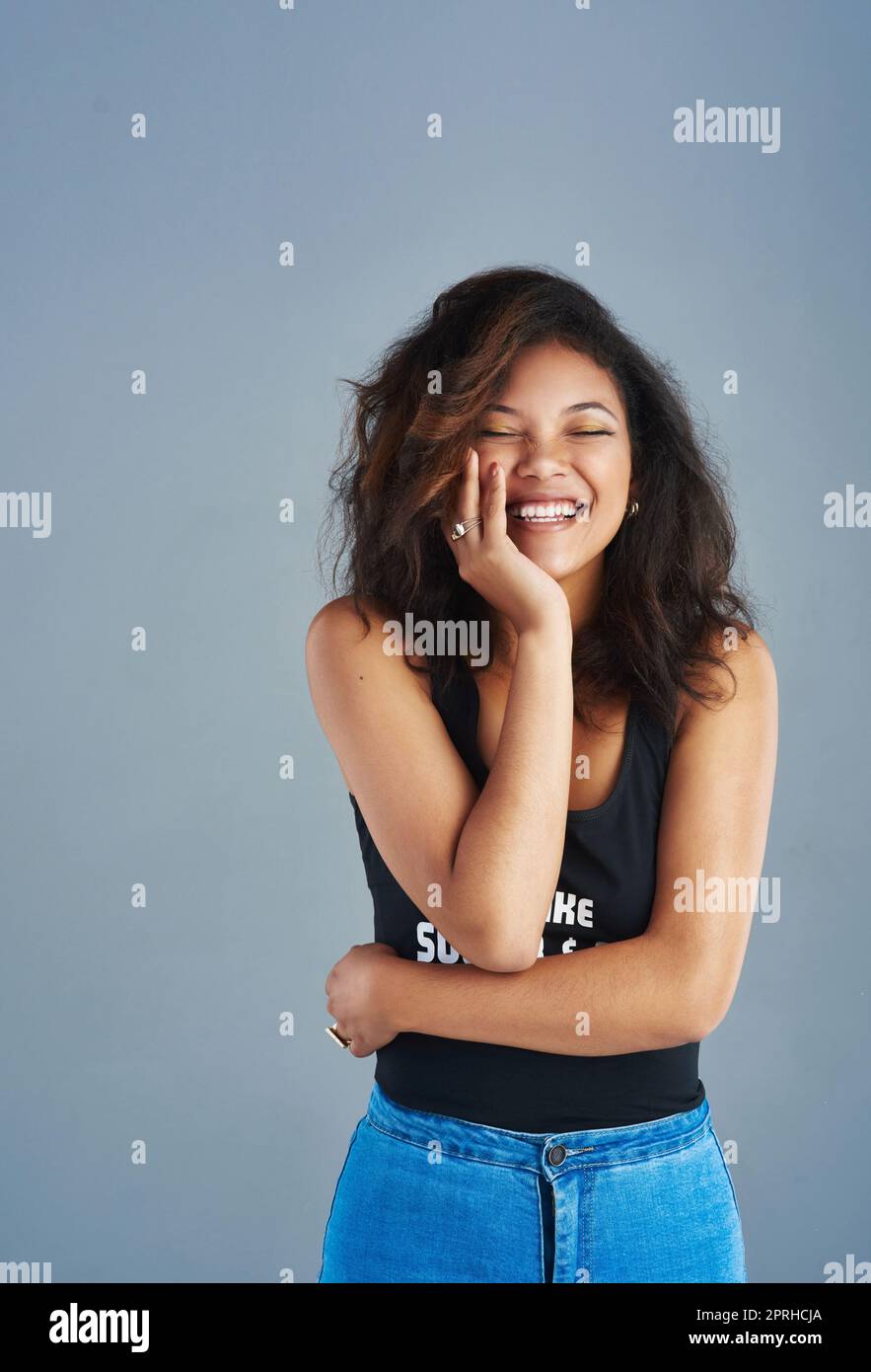 Bolle e galleggianti. Ritratto di una giovane donna attraente che si posa su uno sfondo grigio. Foto Stock