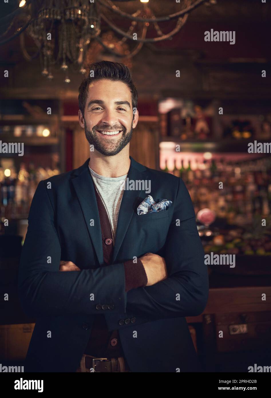 Sofisticato e suave. Ritratto corto di un giovane in piedi in un bar. Foto Stock
