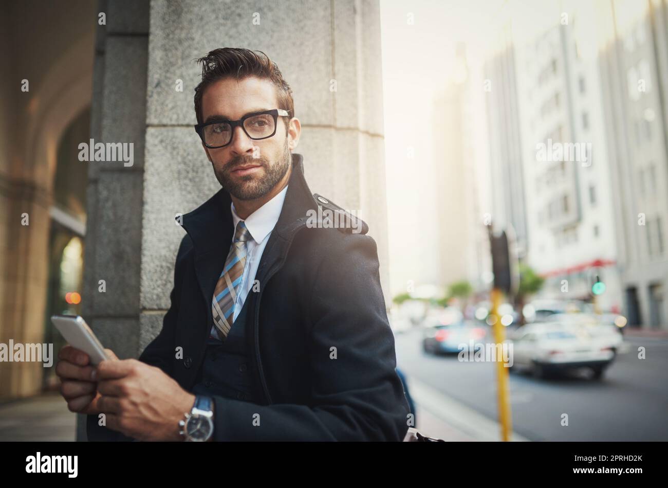 Prendo sul serio la copertura wireless della mia città, un uomo elegante che usa il suo telefono in città. Foto Stock