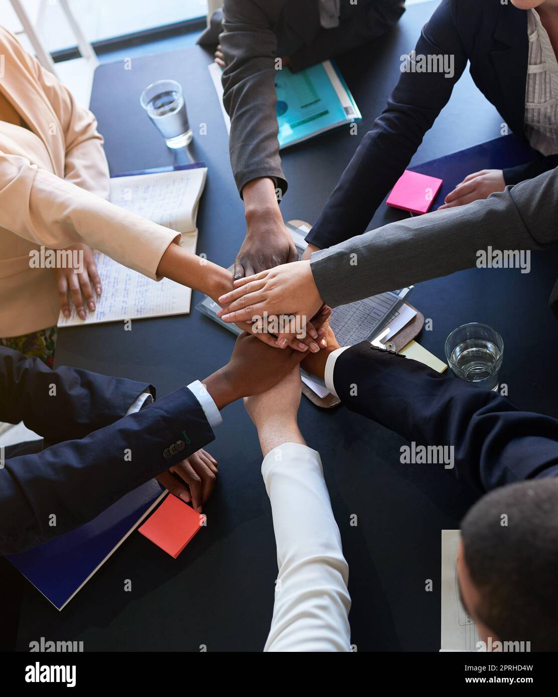 Siamo una cosa sola: Un gruppo di mani di popoli irriconoscibili. Foto Stock