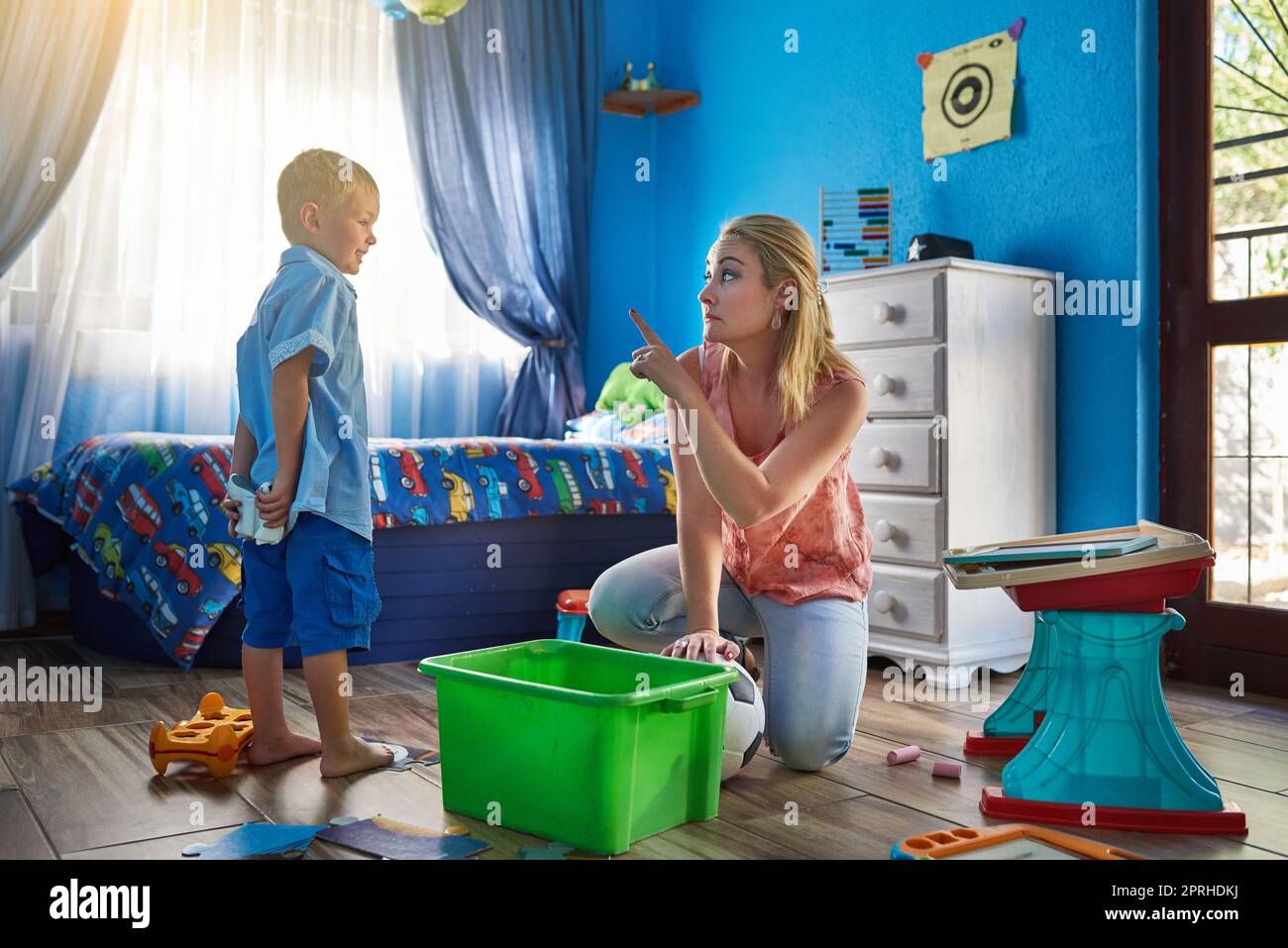 Non vi ho chiesto di portare via i vostri giocattoli, una madre che disciplina suo figlio a casa. Foto Stock