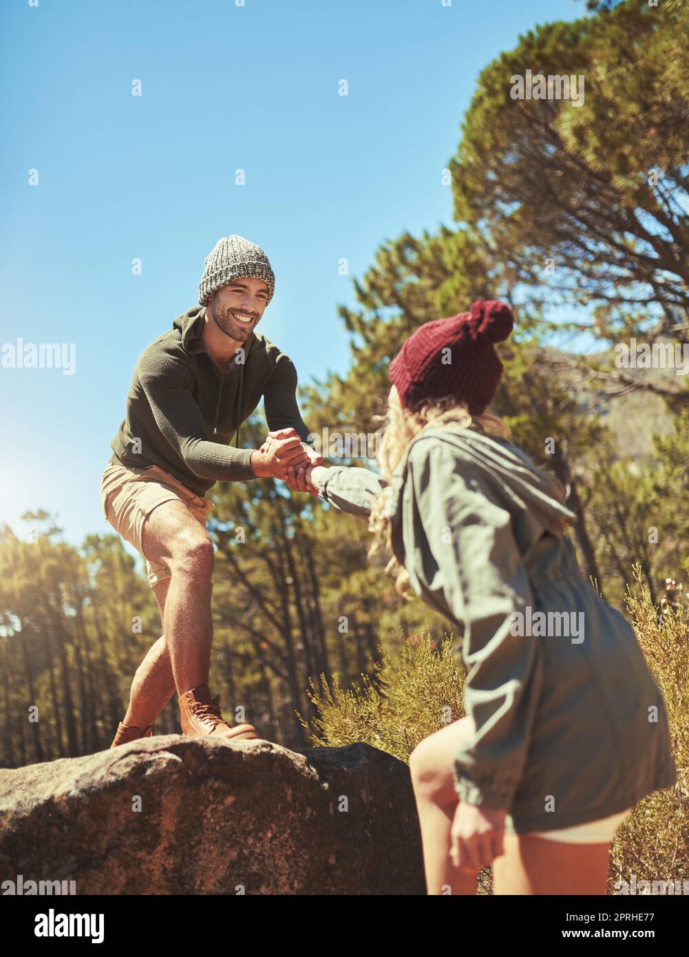 HES sempre lì per aiutarla. Un uomo che dà una mano alla sua ragazza mentre fuori trekking. Foto Stock