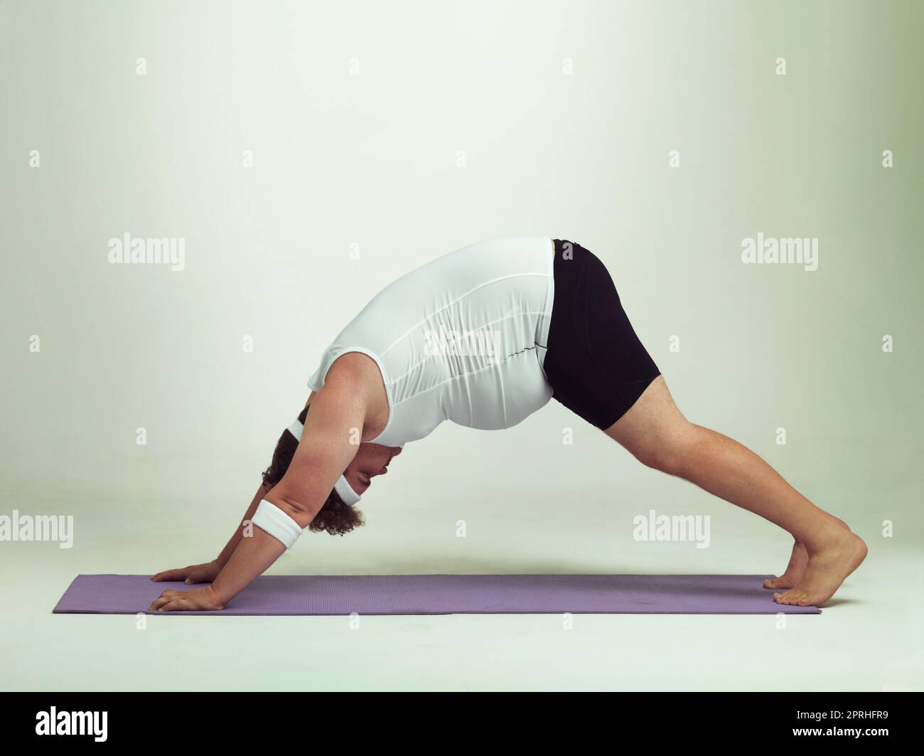 Im la sensazione in luoghi che non sapevo di avere. Un uomo in sovrappeso che fa yoga Foto Stock