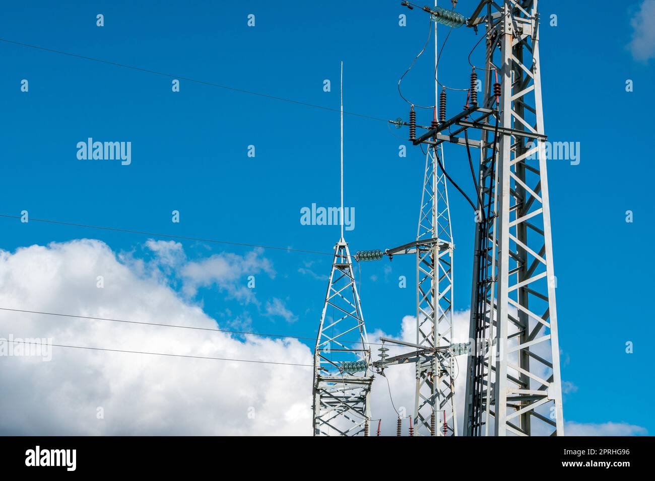 Tre torri di linee elettriche ad alta tensione contro il cielo blu Foto Stock