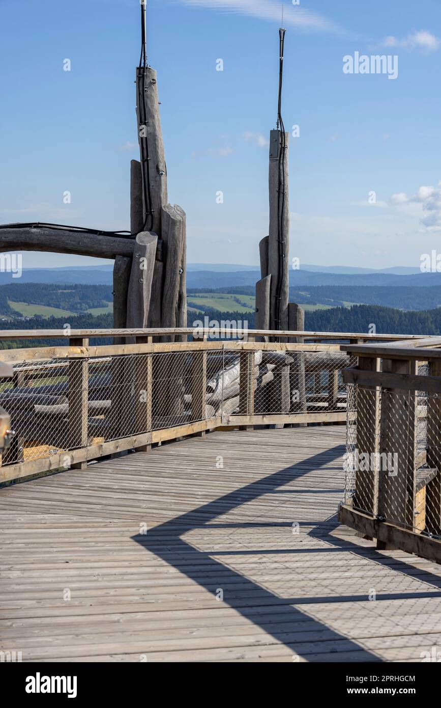 Cima della torre di osservazione in legno situata in cima alla stazione sciistica Slotwiny Arena, che conduce alle cime degli alberi, Krynica Zdroj, Beskid Mountains, Slotwiny, Polonia Foto Stock