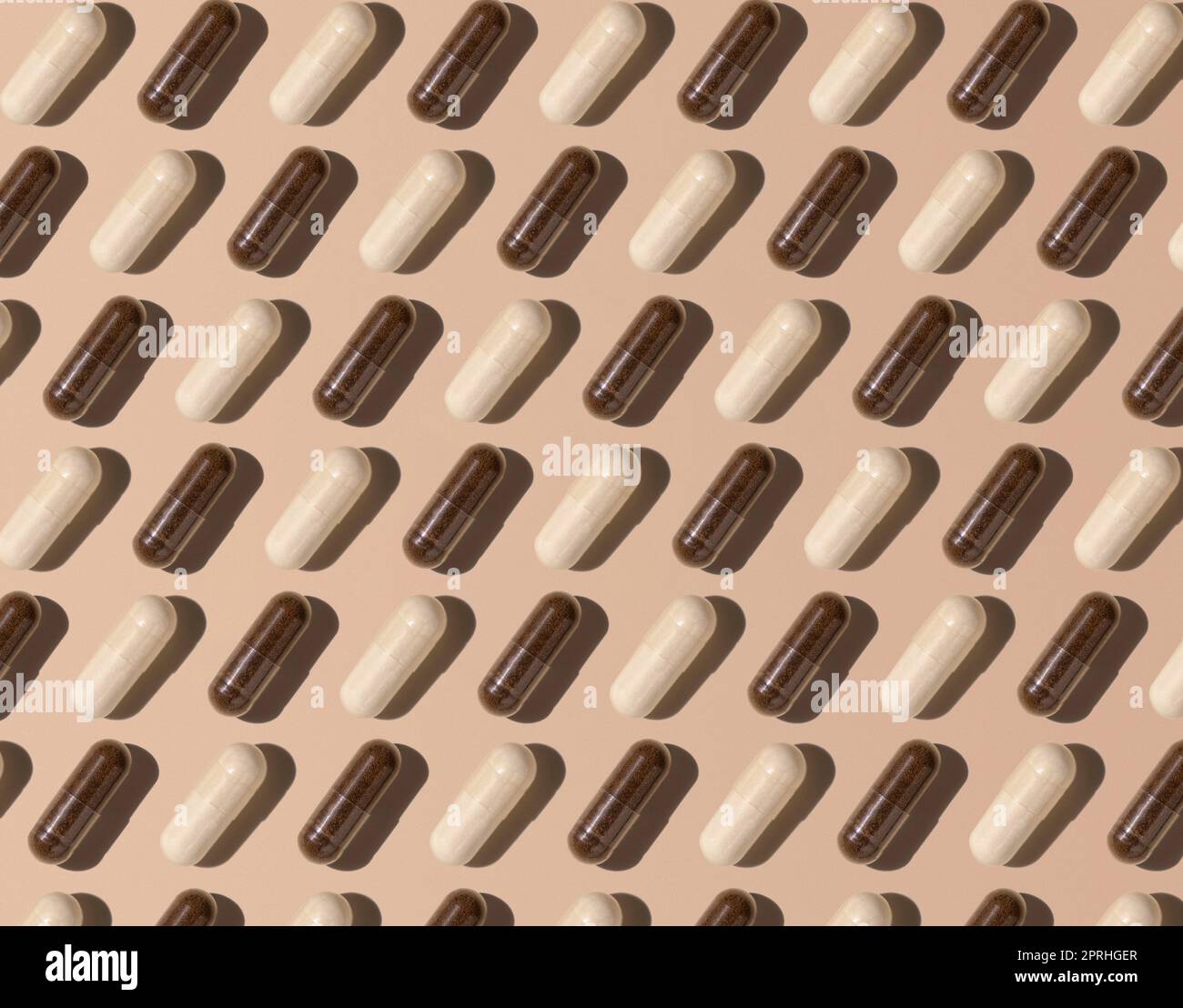 Modello creativo con capsule sulla vista dall'alto beige chiaro, ombre rigide. Assunzione di integratori Foto Stock