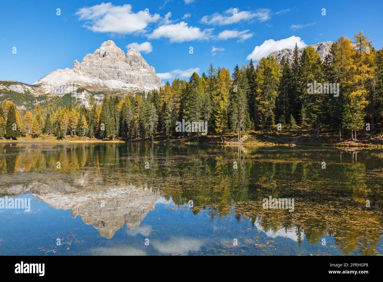 Vista panoramica su una montagna con riflessi in un lago in autunno Foto Stock