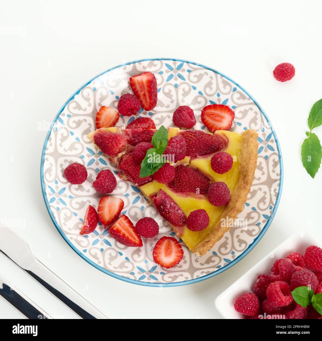 Quiche rotonde con fragole rosse e lamponi su una tavola bianca Foto Stock