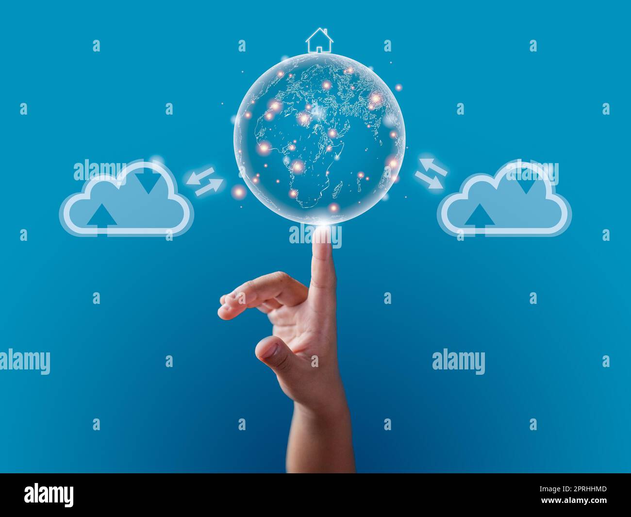 Il dito che punta al modello terrestre presenta la connessione dei sistemi informativi online con il cloud computing. Foto Stock