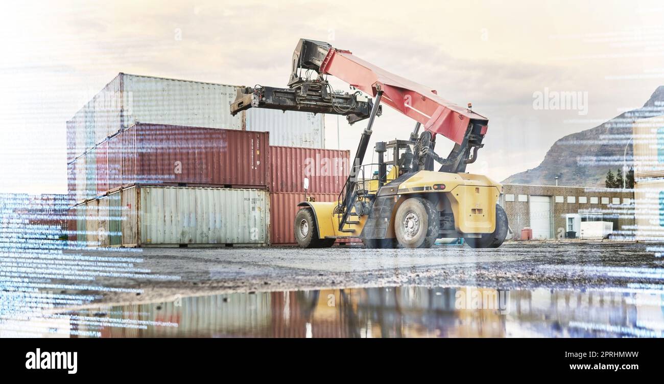 Sovrapposizione, consegna e carrello elevatore a forche da un container in una catena di fornitura di produzione per il commercio all'aperto all'esportazione. Logistica ed e-commerce cargo pronto per Foto Stock