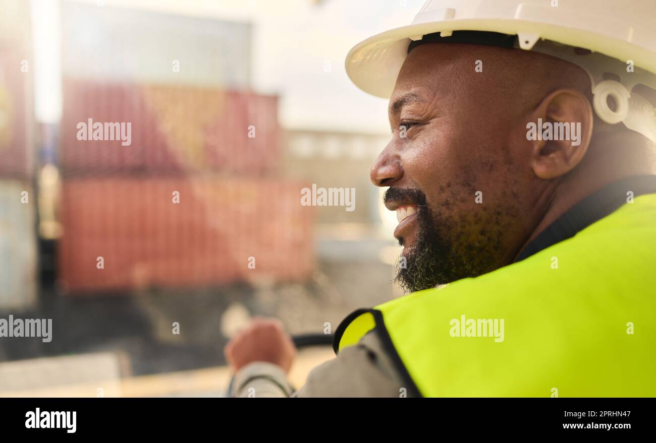 Uomo nero, sorridi e lavora nella logistica con la pila di container al porto. Uomo, felice e casco mostrano felicità lavorando in spedizione, carico e catena di fornitura Foto Stock