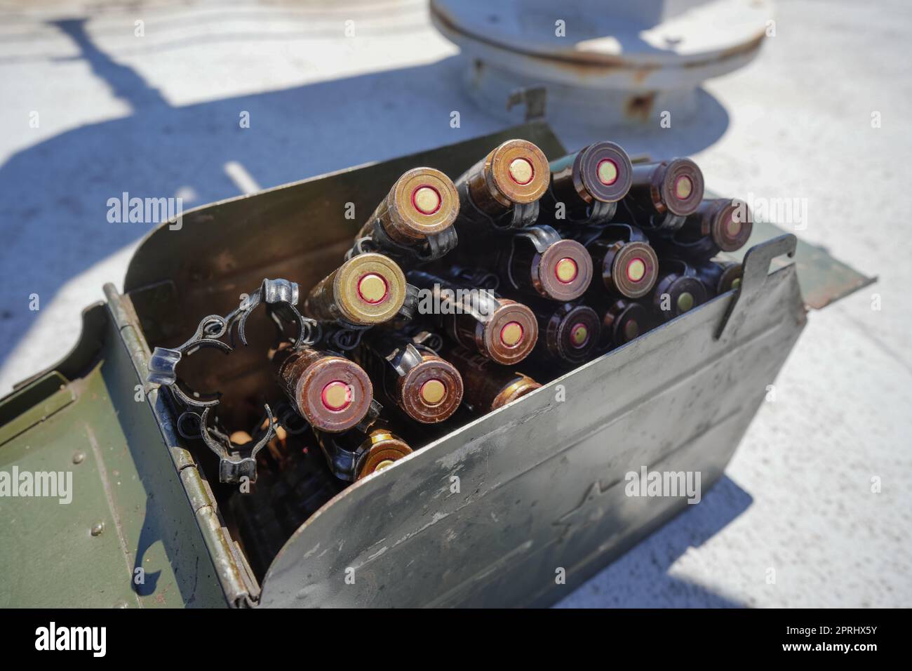 Cinghia della mitragliatrice caricata con cartucce Foto Stock