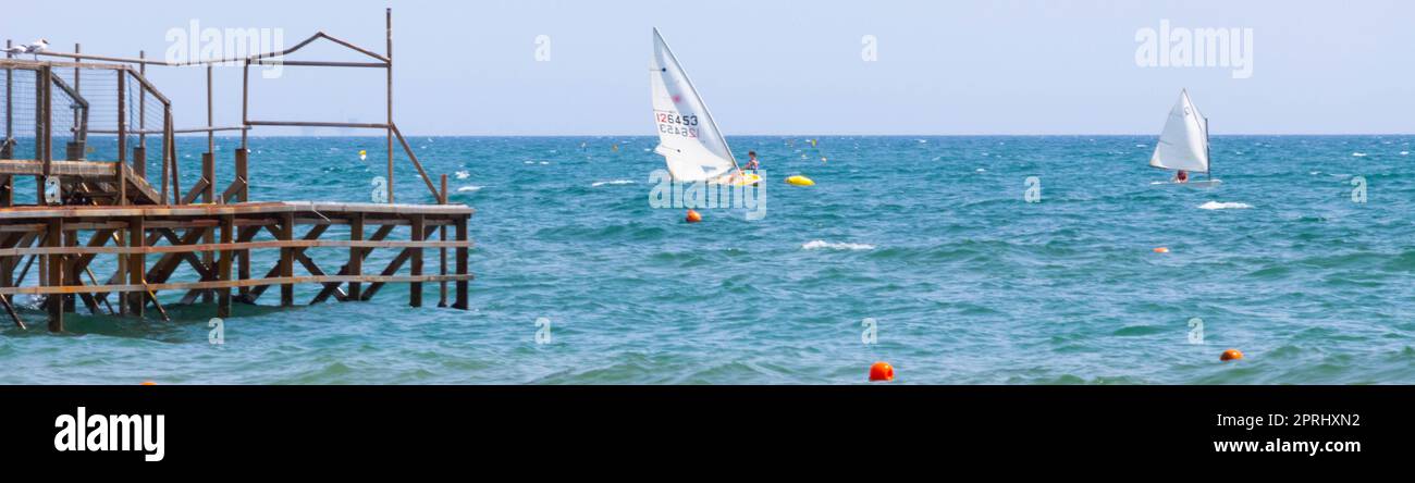 Vista del porto e delle barche a vela nel mare adriatico Foto Stock